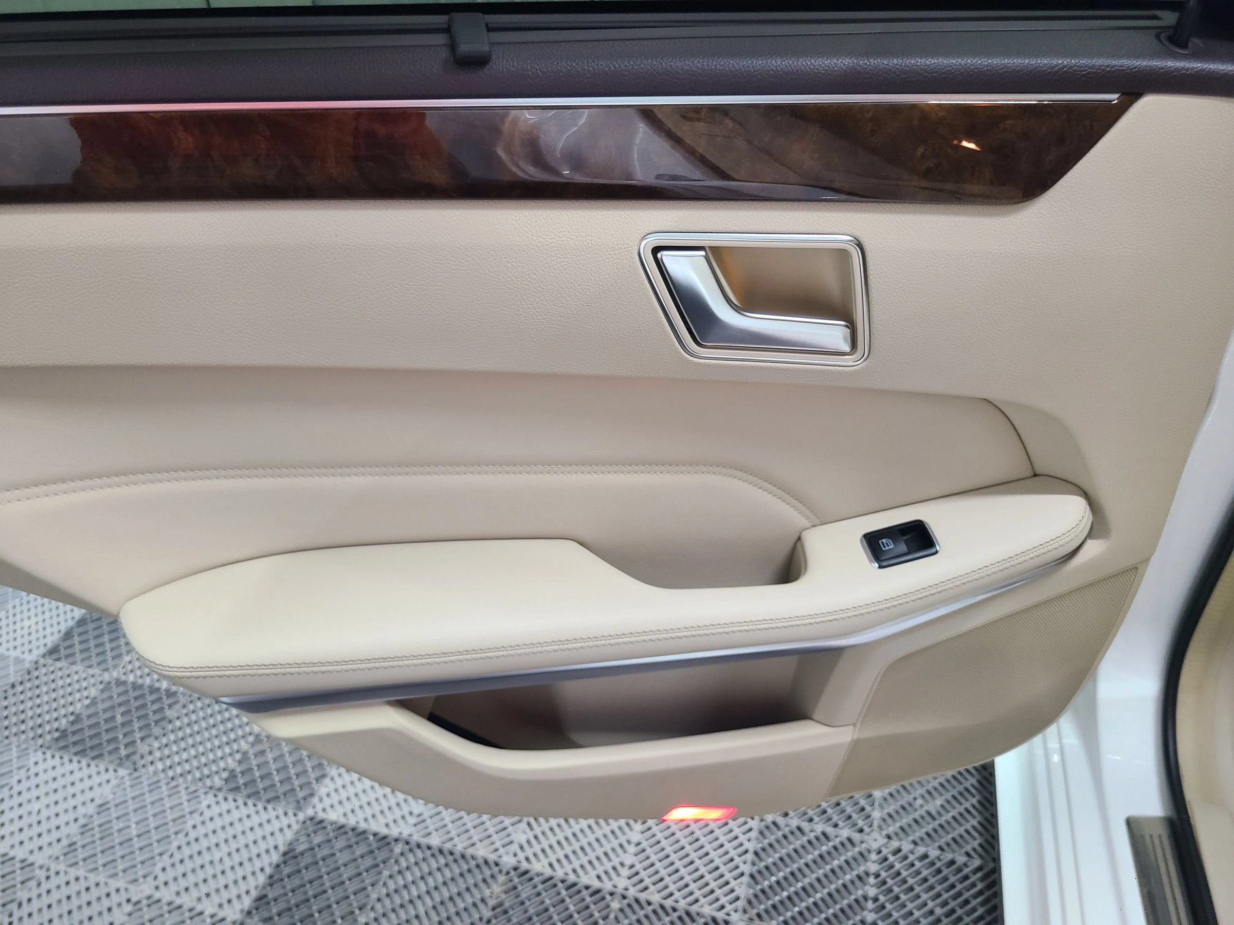 Used 2016 Mercedes-Benz E 350 4MATIC Wagon image 37