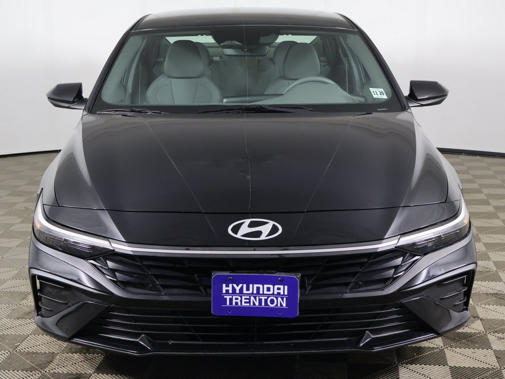 Certified 2025 Hyundai Elantra SE FWD image 10