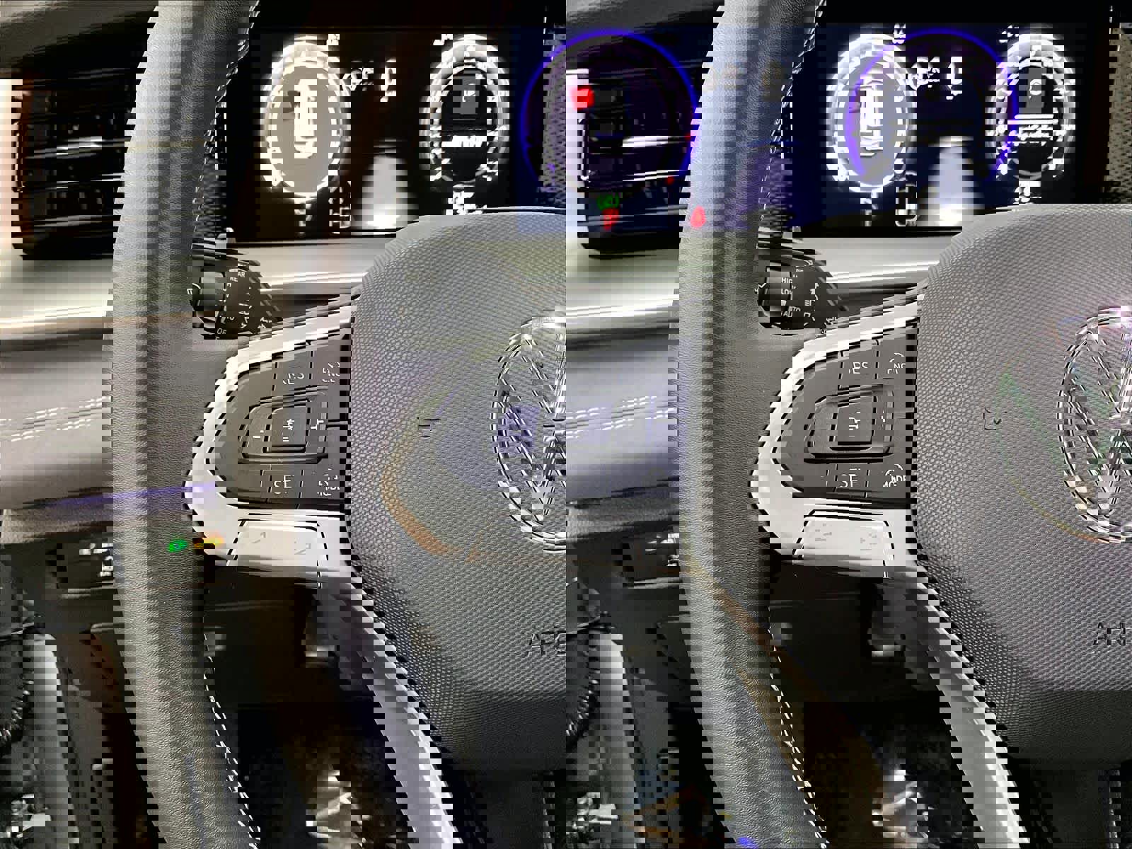 Used 2025 Volkswagen Tiguan SE w/ Panoramic Sunroof Package image 21