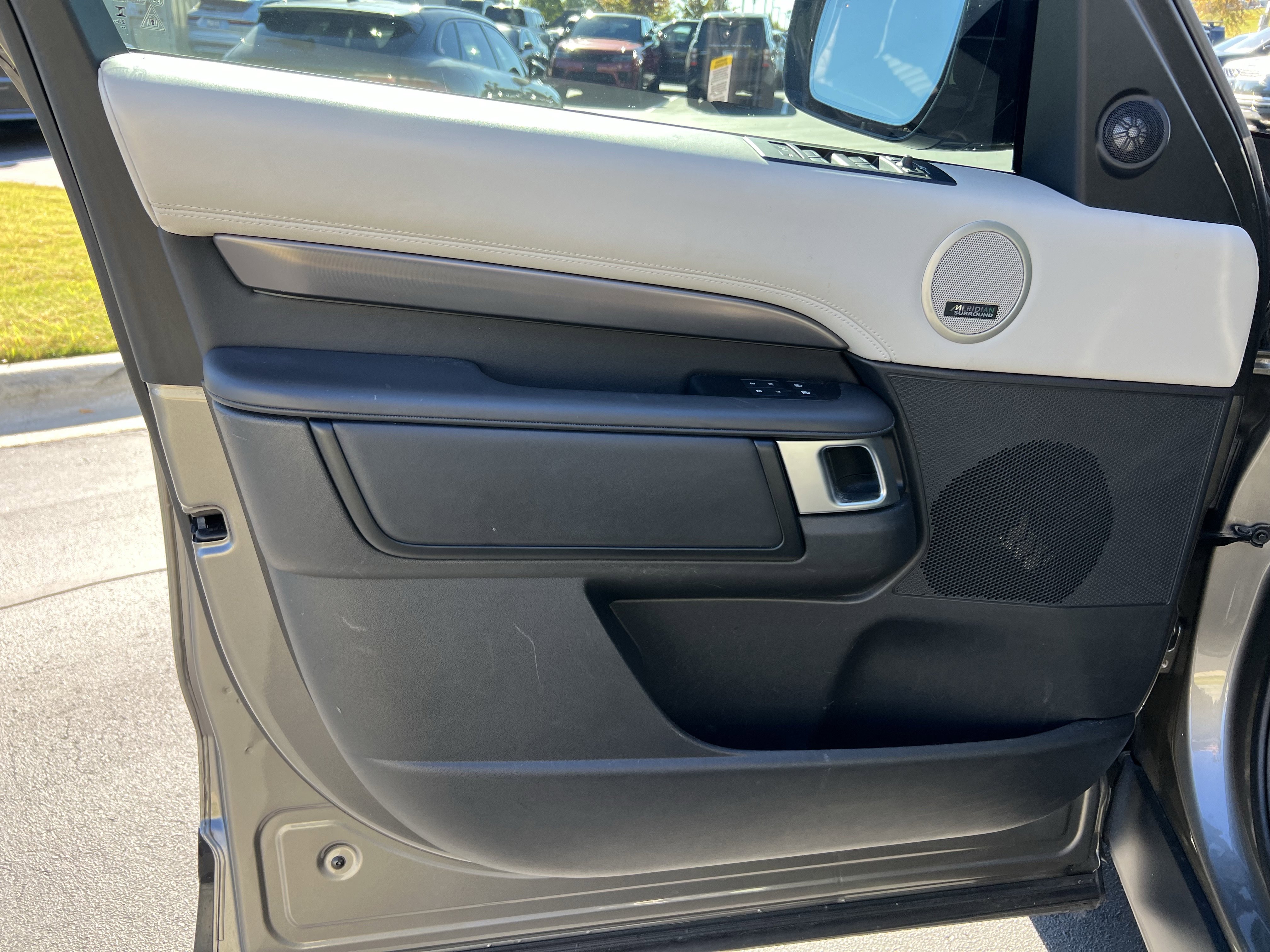 Used 2024 Land Rover Discovery Metropolitan Edition image 13