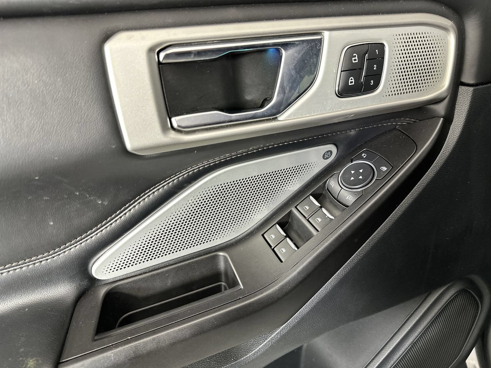 Used 2020 Ford Explorer Platinum w/ Premium Technology Package AWD/4WD image 13