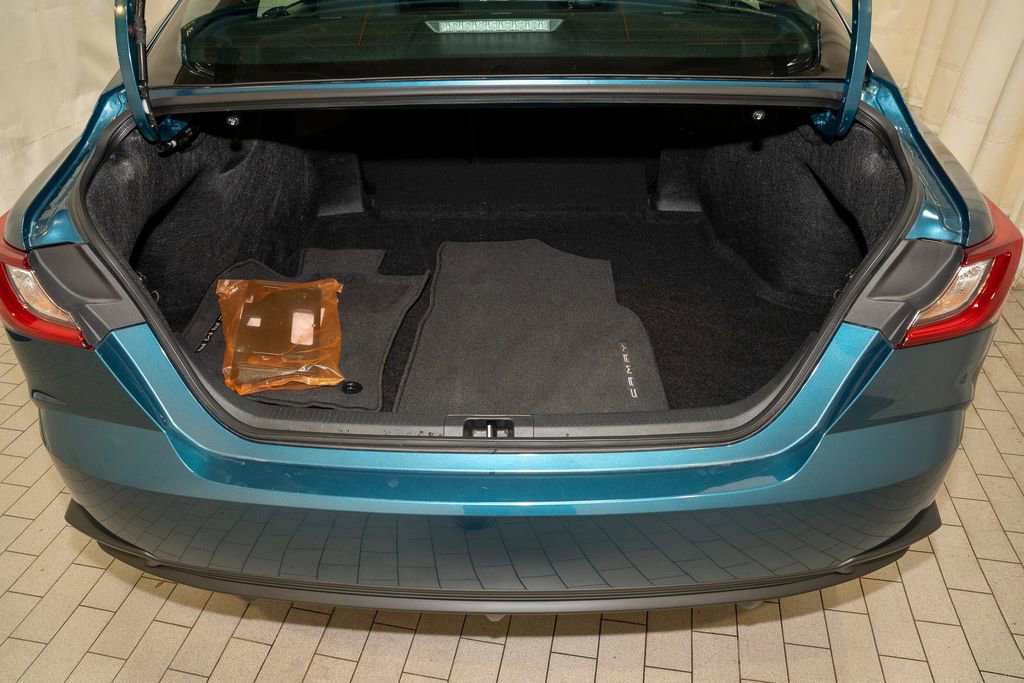 Used 2025 Toyota Camry SE image 5