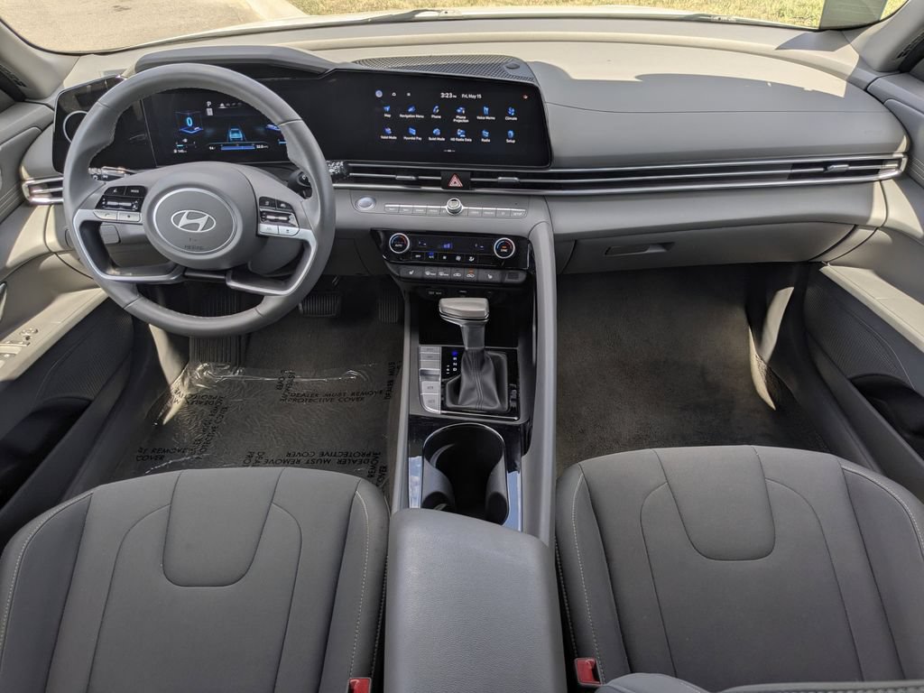 Used 2025 Hyundai Elantra SEL FWD image 17