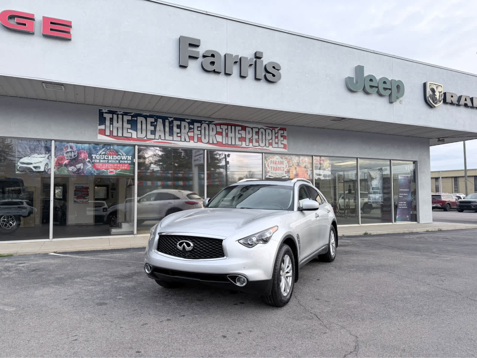 Used 2017 INFINITI QX70 AWD w/ Premium Package image 2