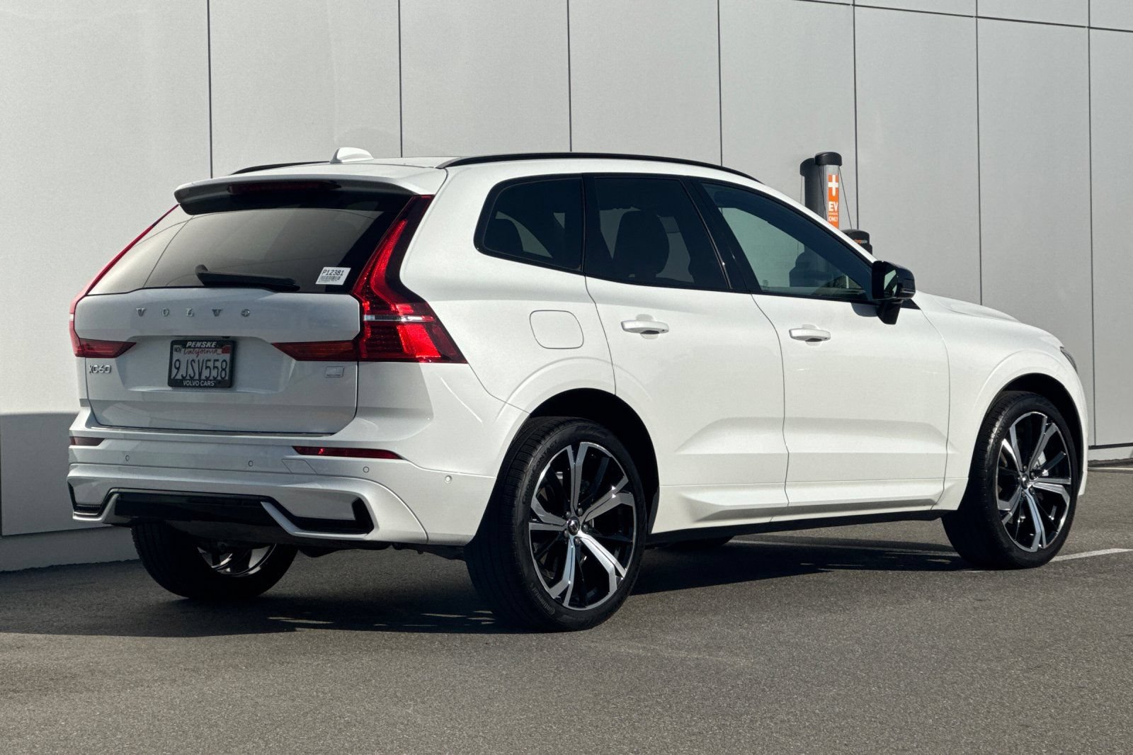 Used 2024 Volvo XC60 T8 Ultimate w/ Protection Package Premier AWD/4WD image 5