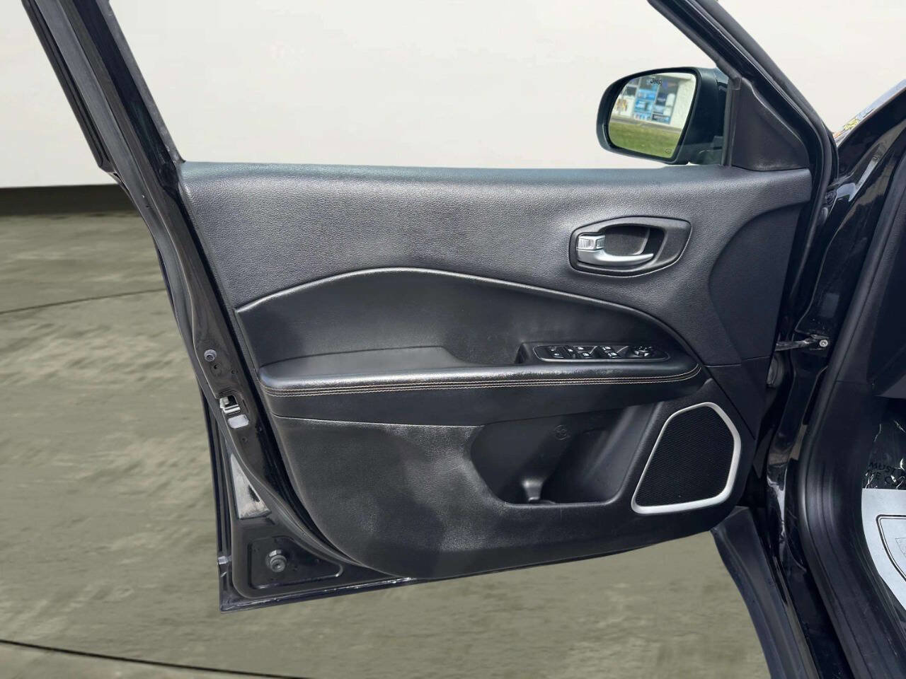 Used 2018 Jeep Compass Limited w/ Navigation Group image 10