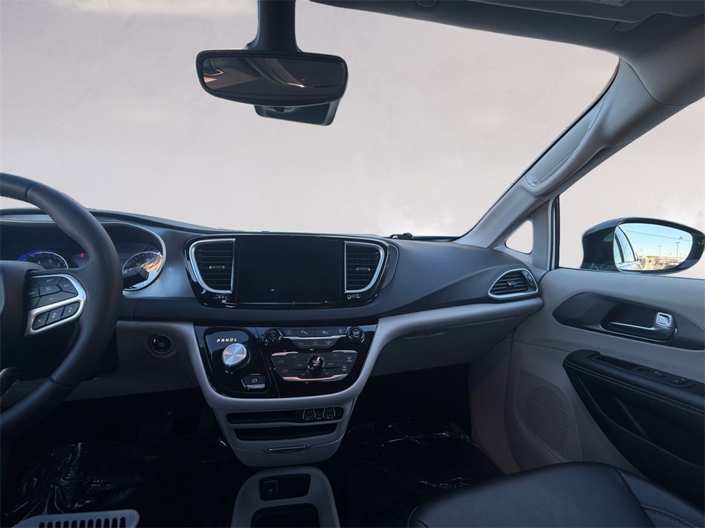 Used 2024 Chrysler Pacifica Touring-L image 12