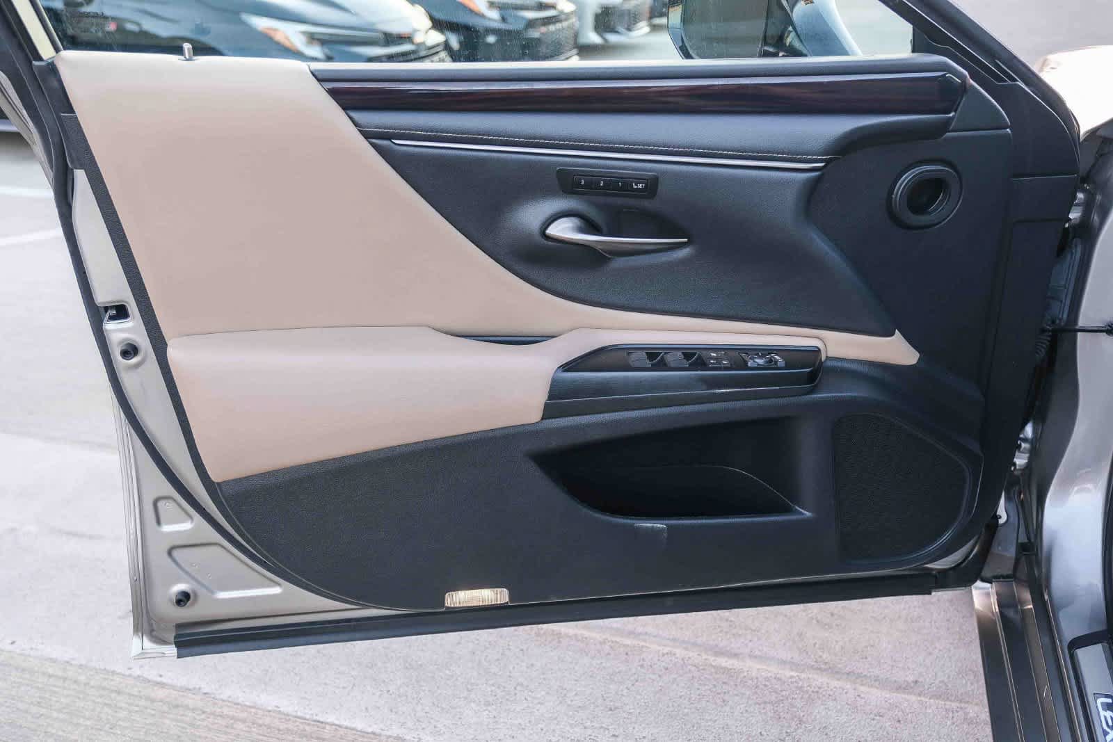 Used 2020 Lexus ES 300h w/ Premium Package FWD image 23