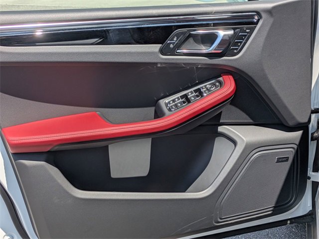 Certified 2025 Porsche Macan image 14
