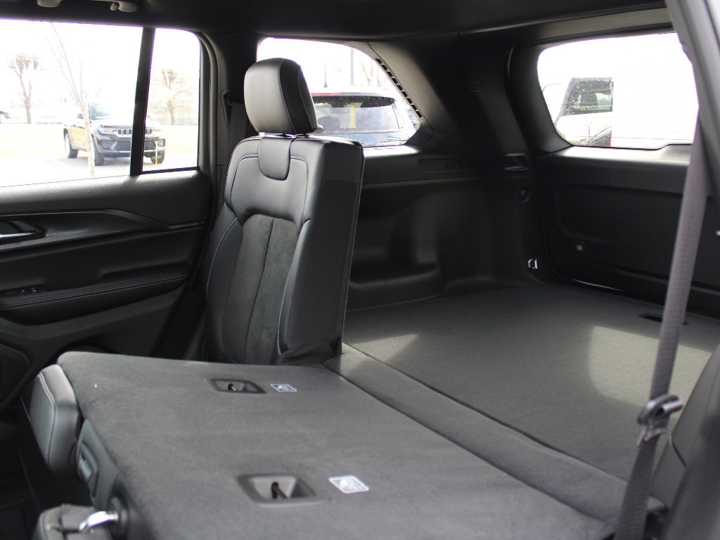 New 2025 Jeep Grand Cherokee Altitude image 34