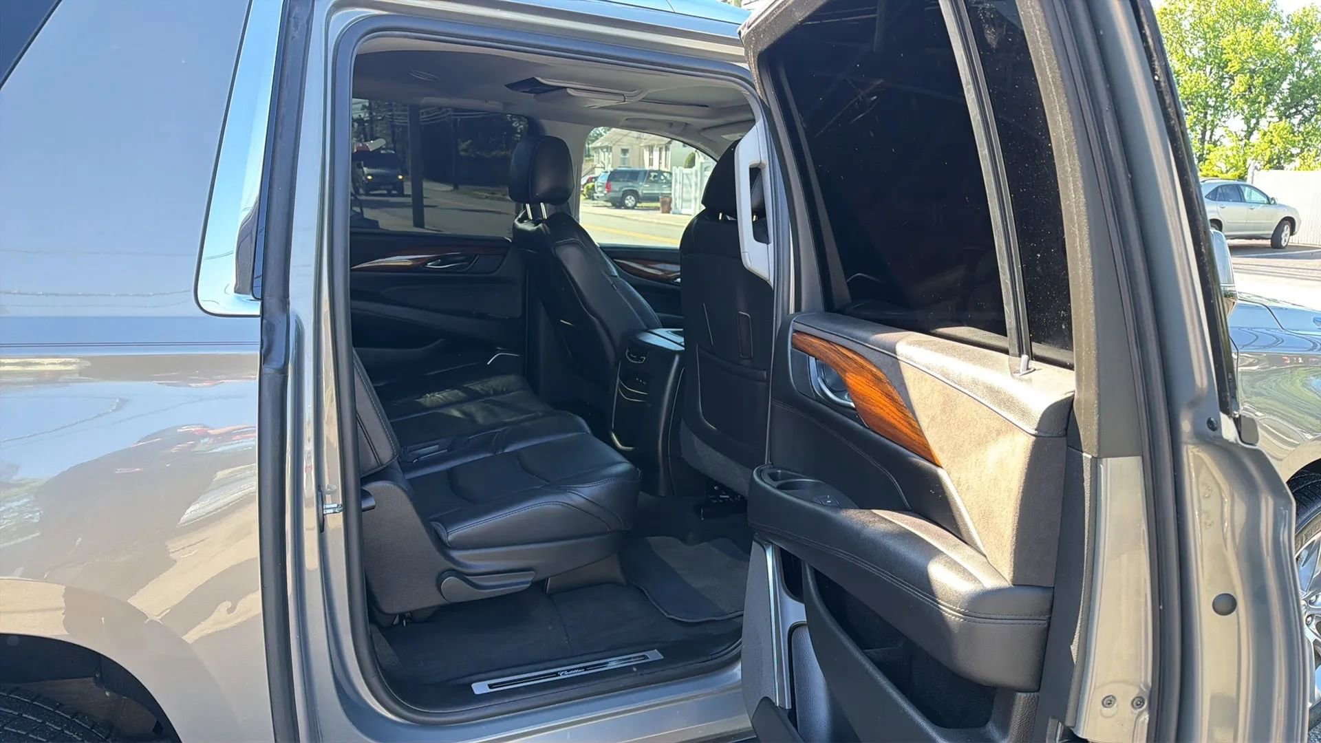 Used 2017 Cadillac Escalade ESV Premium Luxury AWD/4WD image 25