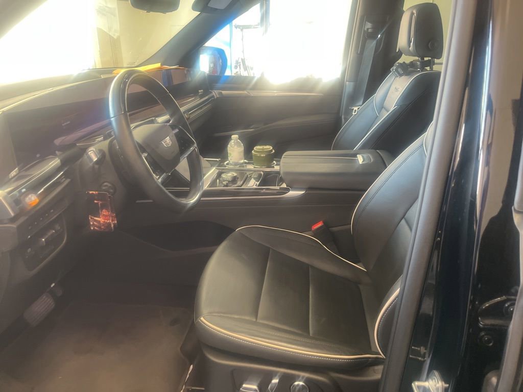 Used 2026 Cadillac Escalade ESV Luxury AWD/4WD image 4