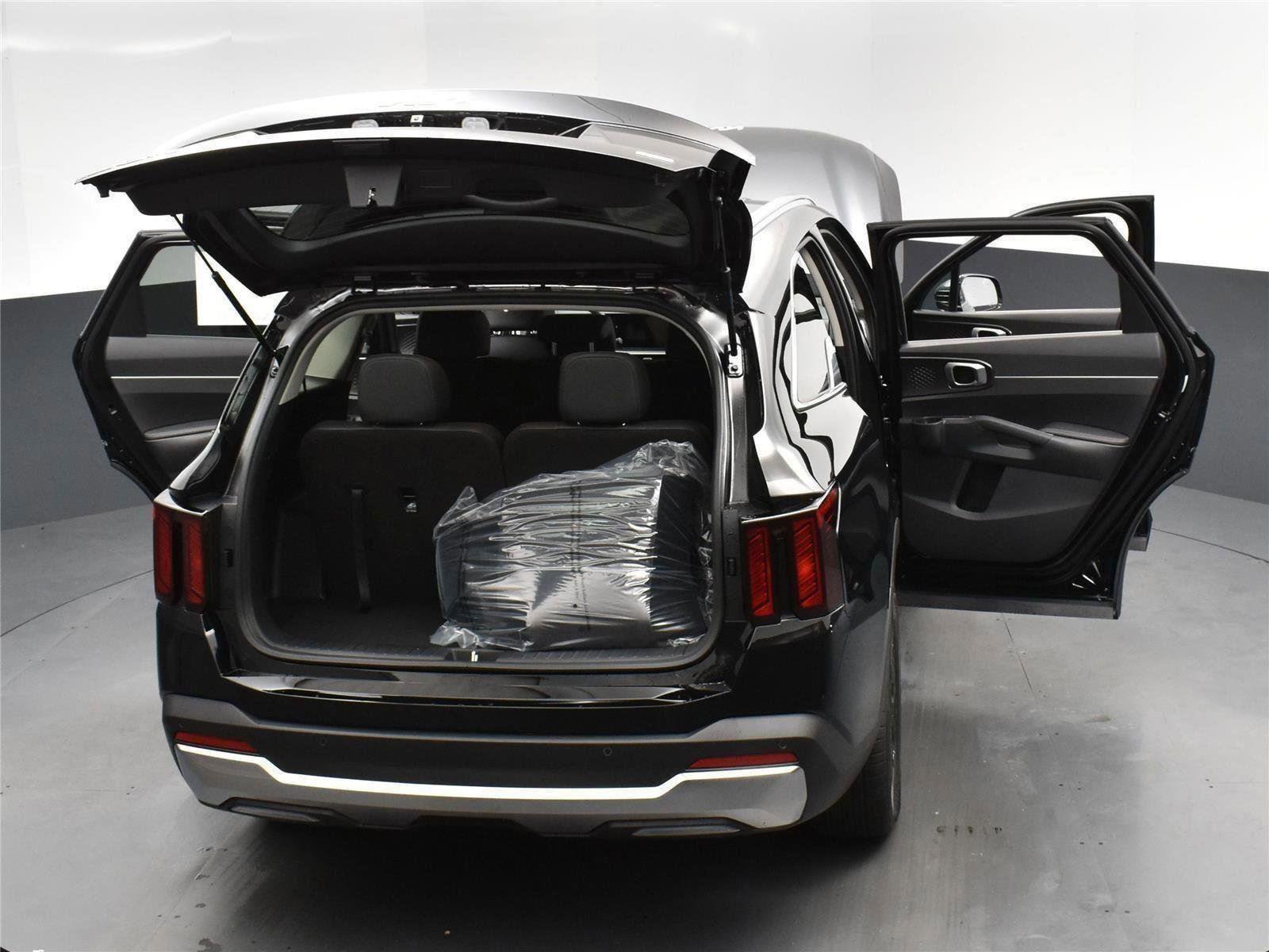 Used 2025 Kia Sorento S image 16