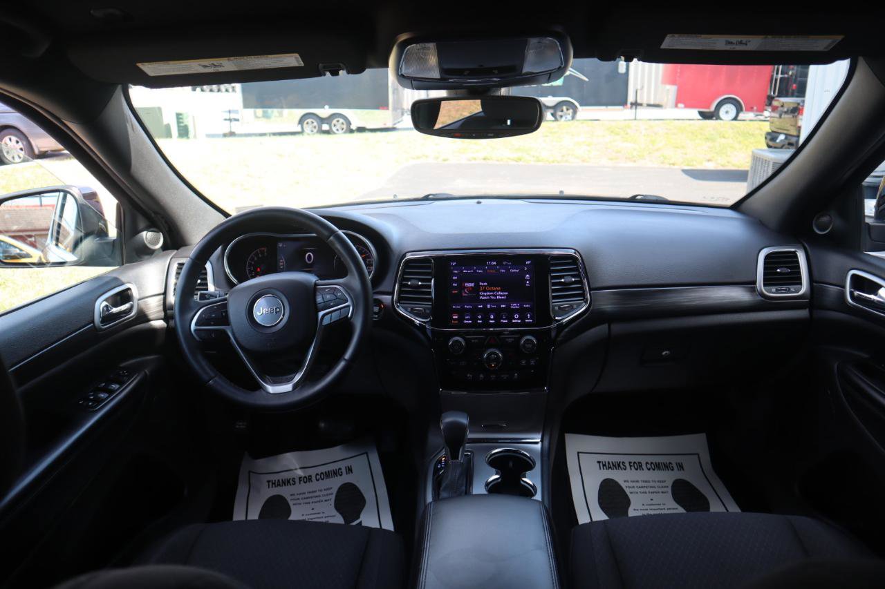 Used 2019 Jeep Grand Cherokee Laredo w/ 18" Wheel & 8.4" Radio Group image 60