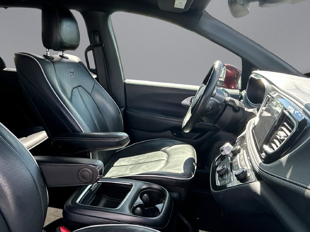 Used 2020 Chrysler Pacifica Limited FWD image 11
