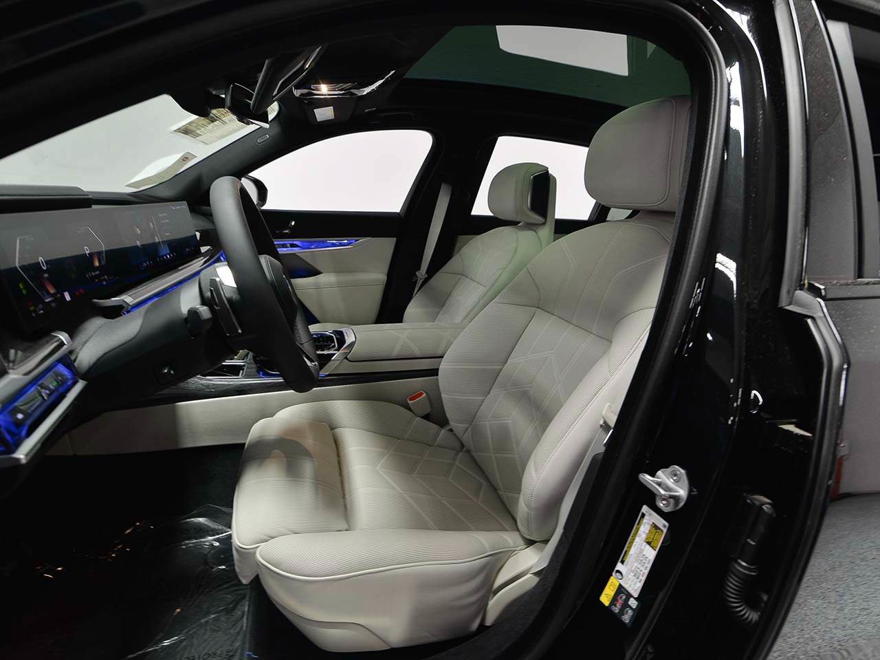 New 2026 BMW 750e xDrive AWD/4WD image 7