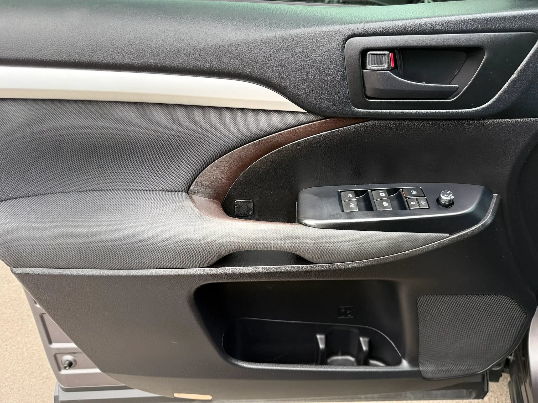 Used 2019 Toyota Highlander LE AWD/4WD image 13