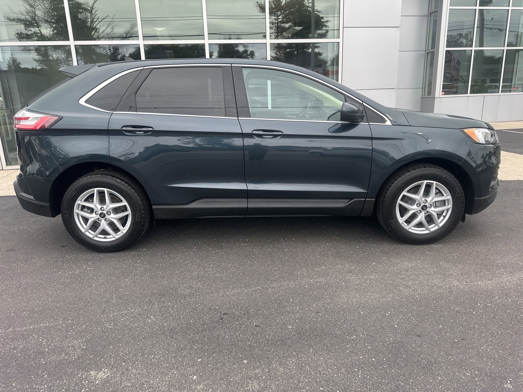 Used 2023 Ford Edge SEL w/ Convenience Package AWD/4WD image 2