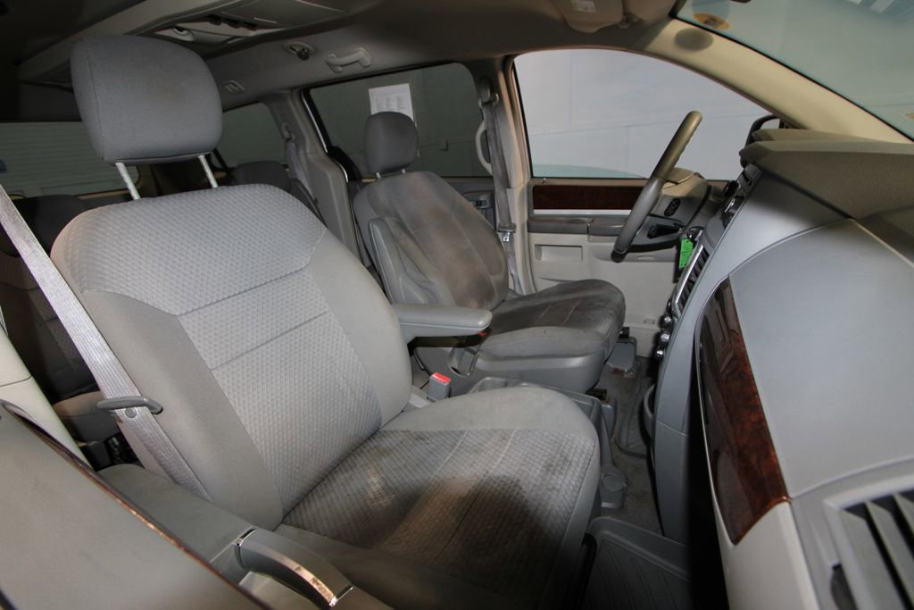 Used 2010 Chrysler Town & Country Touring image 17