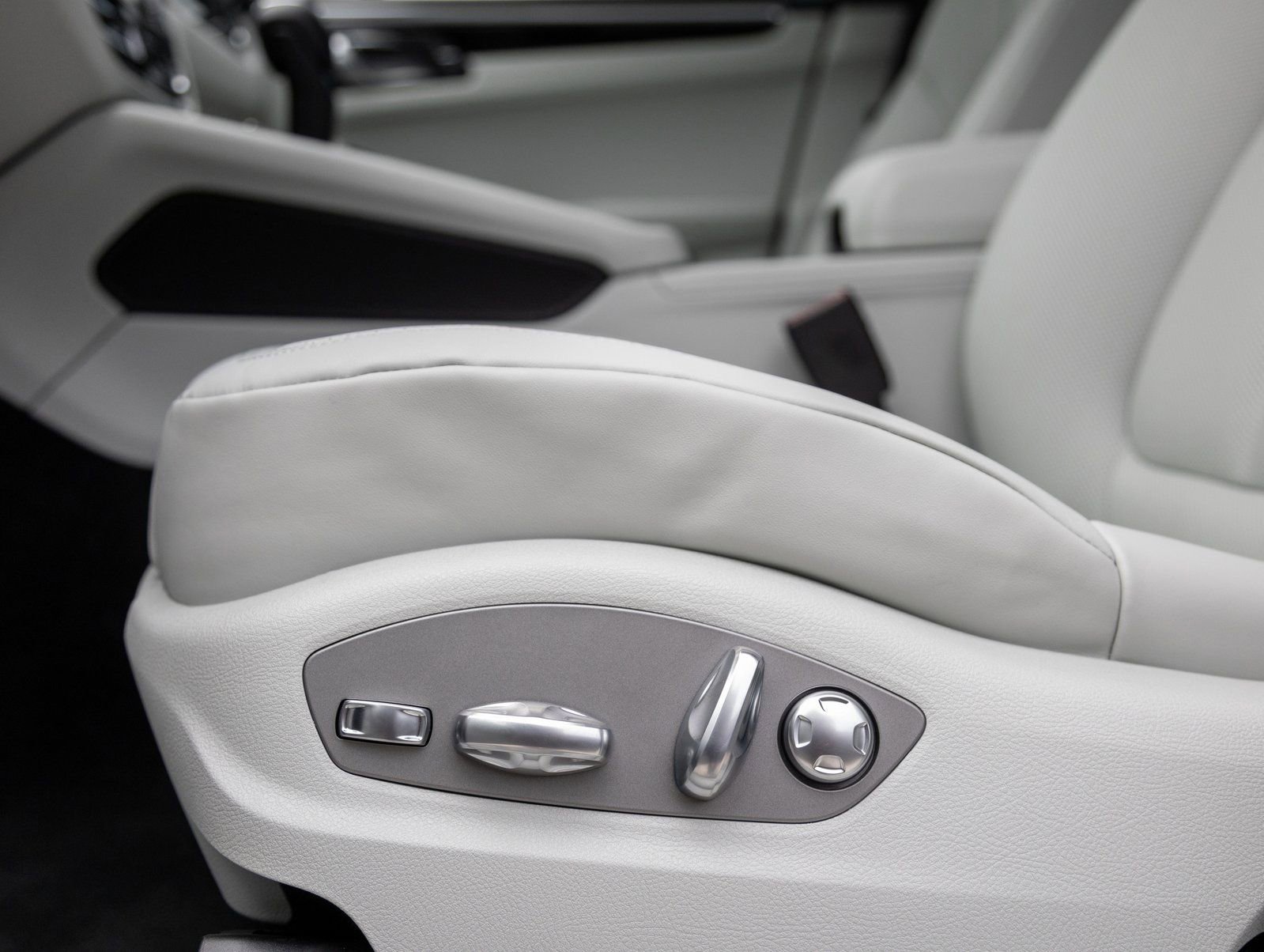 Certified 2025 Porsche Macan AWD/4WD image 22