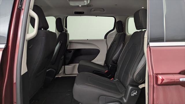 Used 2017 Chrysler Pacifica Touring Plus w/ Tire & Wheel Group image 16