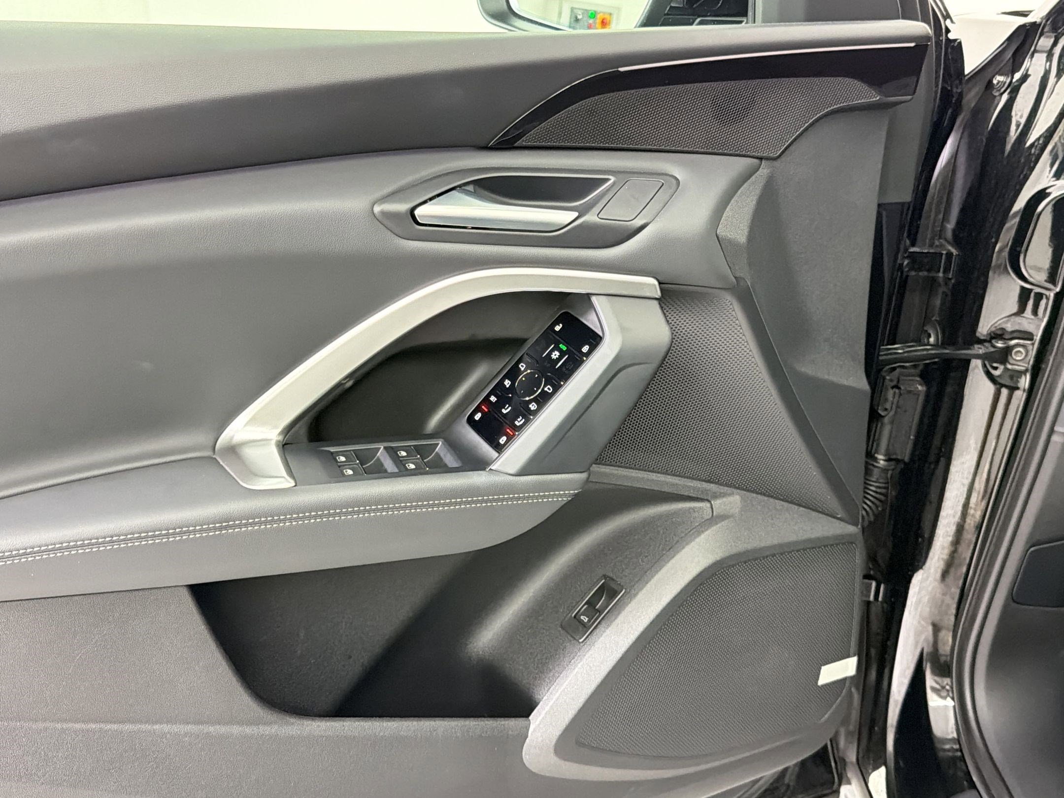 Used 2025 Audi Q5 Premium w/ Convenience Package image 13