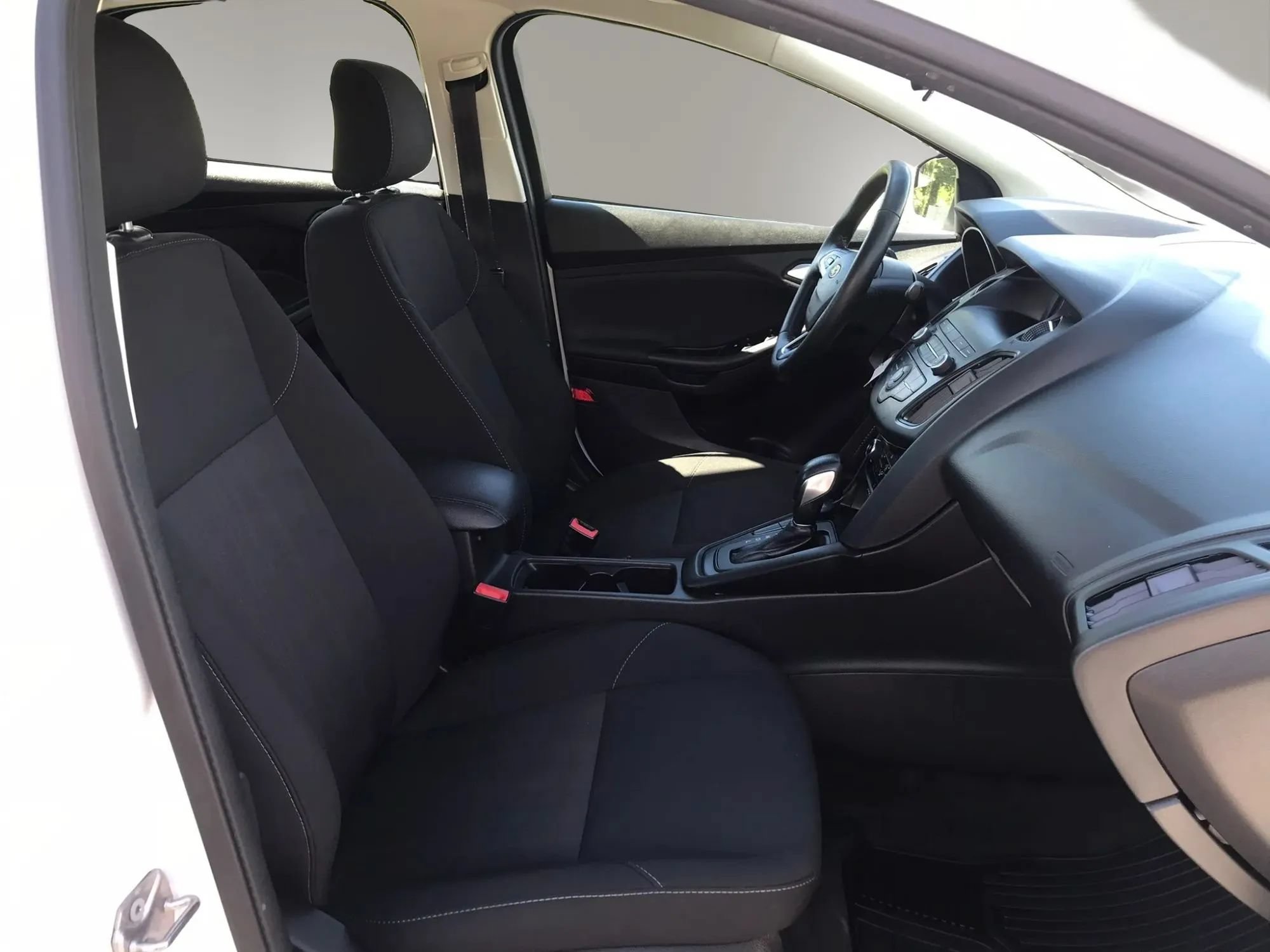 Used 2018 Ford Focus SE w/ SE Appearance Package FWD image 43