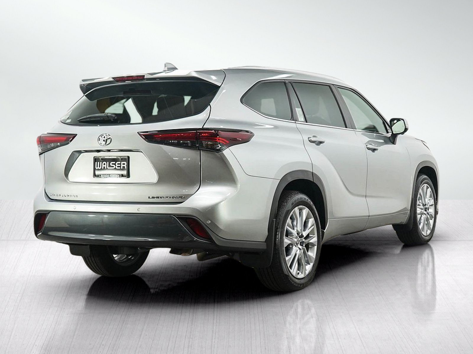 Used 2024 Toyota Highlander Limited AWD/4WD image 5