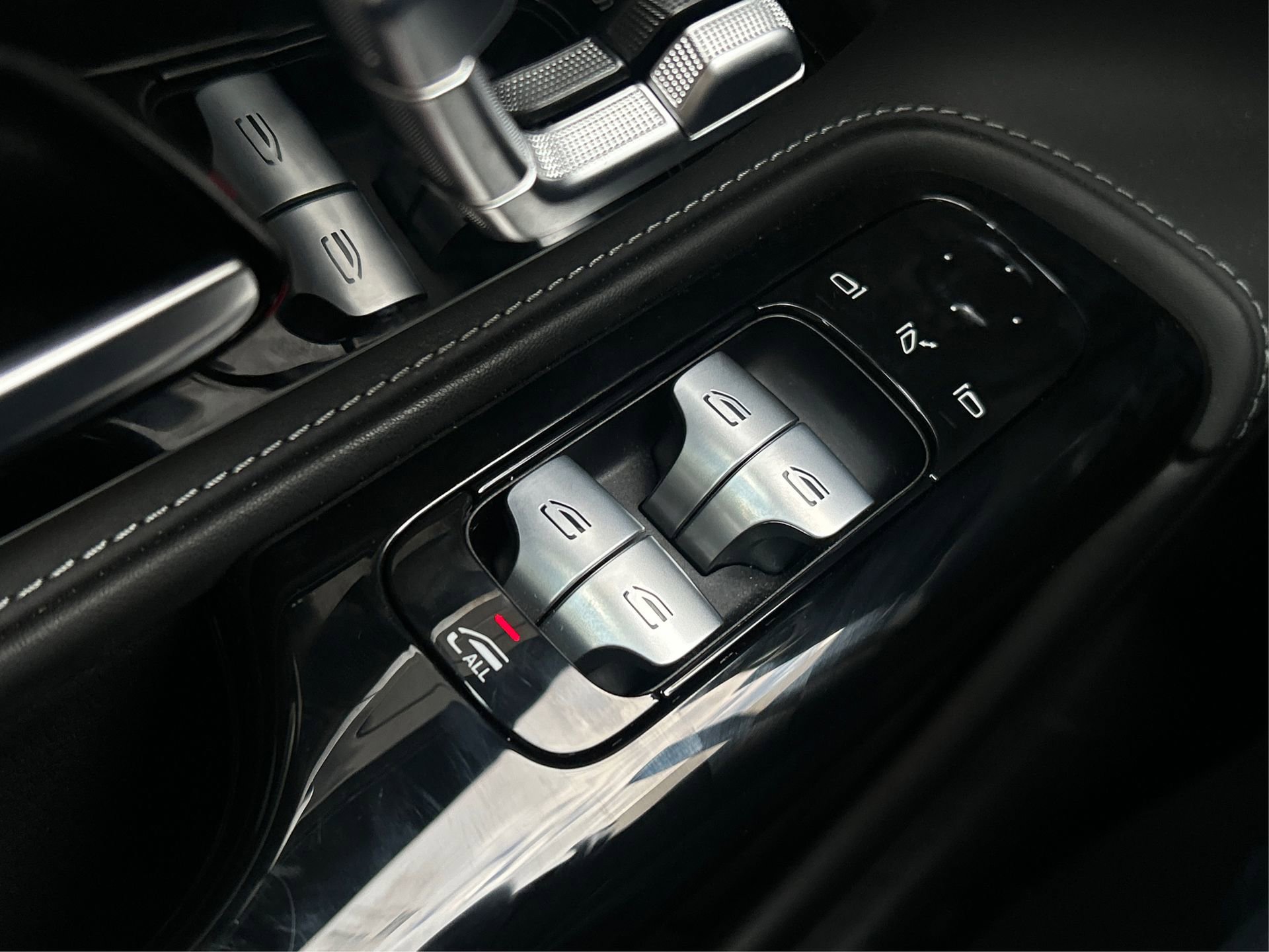 Used 2022 Mercedes-Benz SL 63 AMG 4MATIC image 35