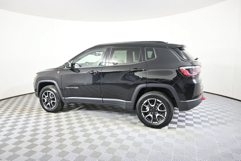 Used 2024 Jeep Compass Trailhawk AWD/4WD image 3