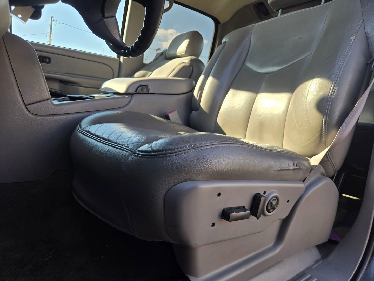 Used 2005 Chevrolet Avalanche LT w/ Preferred Equipment Group RWD image 10