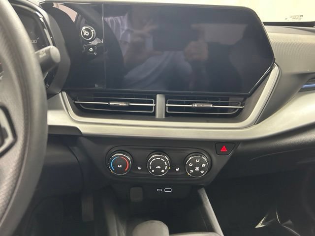 Used 2024 Chevrolet Trax LS w/ LS Convenience Package FWD image 19