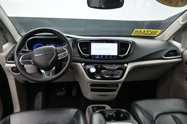 Used 2023 Chrysler Pacifica Touring-L FWD image 31
