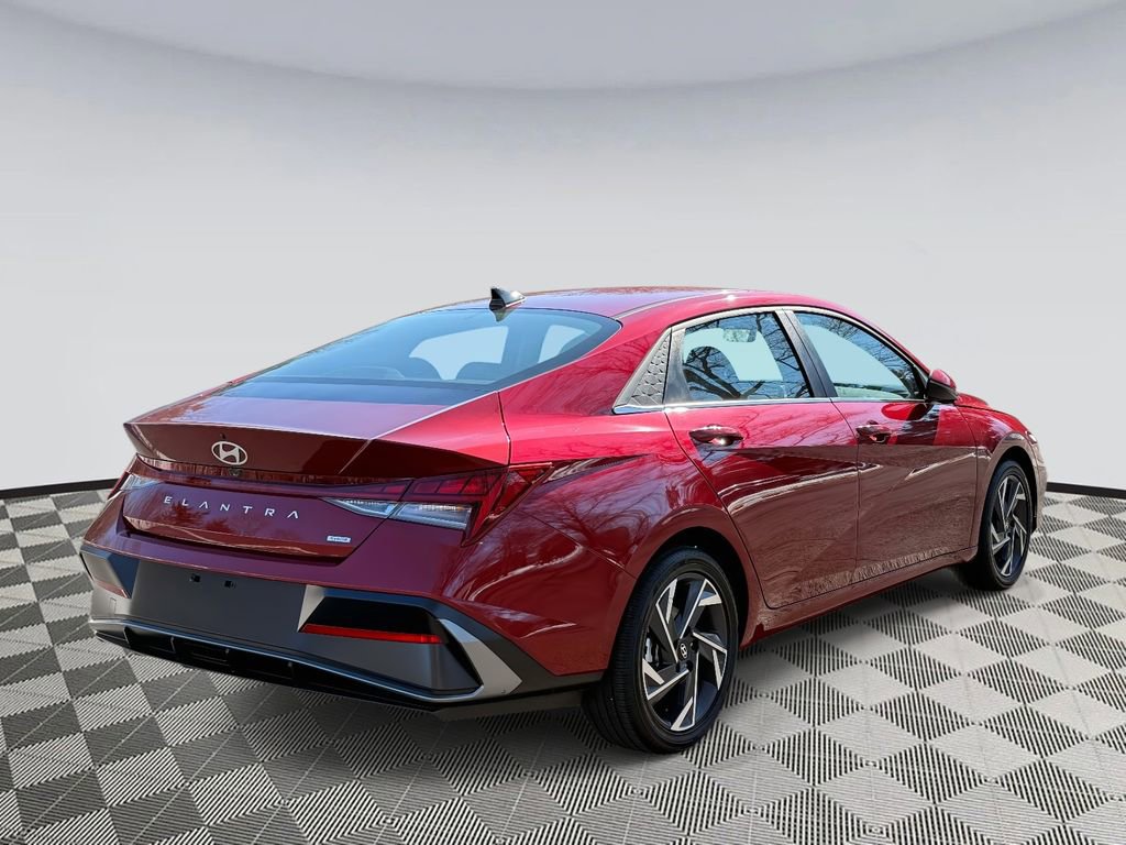Used 2025 Hyundai Elantra Limited image 2