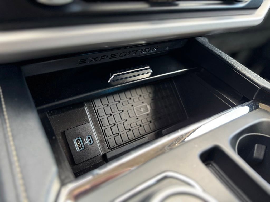 Used 2024 Ford Expedition XLT image 27
