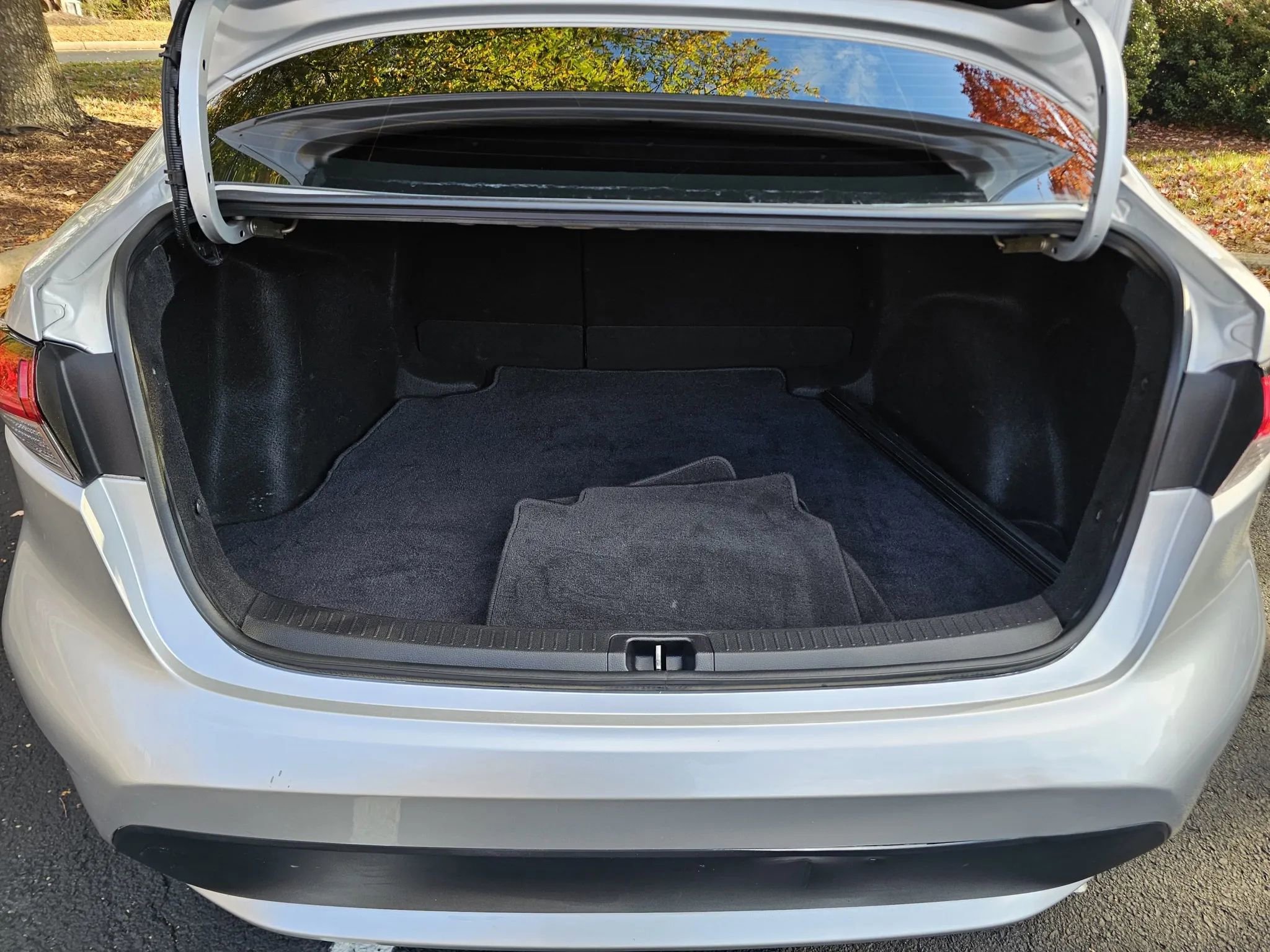 Used 2021 Toyota Corolla LE image 14