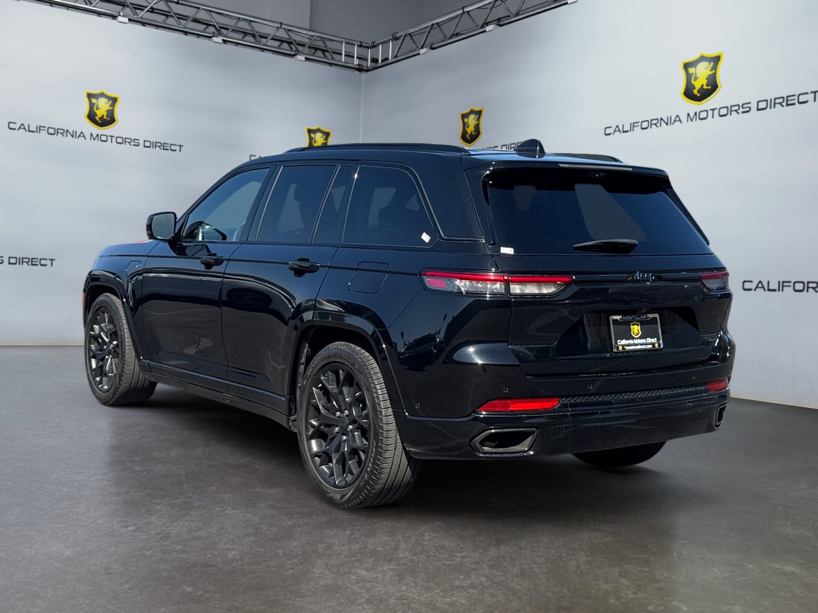 Used 2023 Jeep Grand Cherokee Summit AWD/4WD image 3
