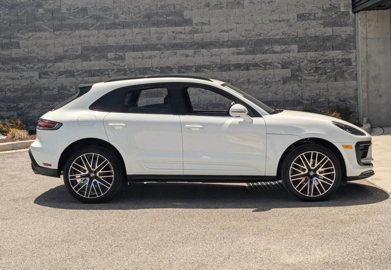 Used 2025 Porsche Macan image 8
