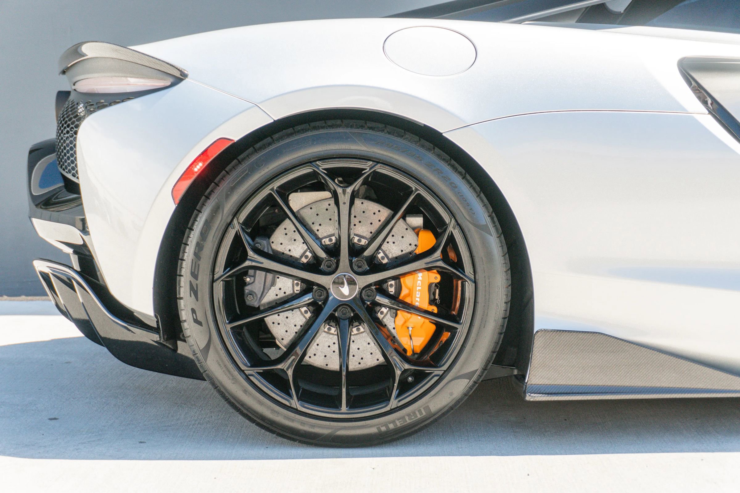 Used 2023 McLaren Artura RWD image 39