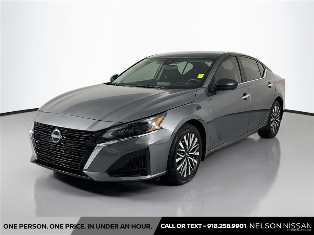 Certified 2025 Nissan Altima 2.5 SV FWD image 1