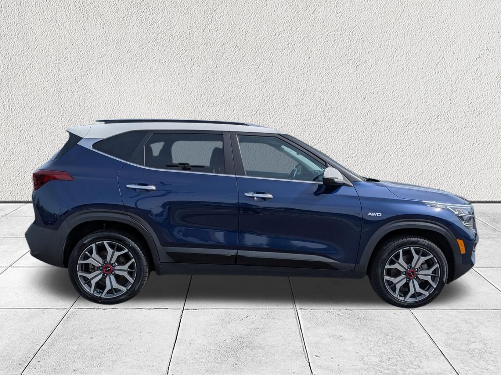 Used 2023 Kia Seltos SX AWD/4WD image 2