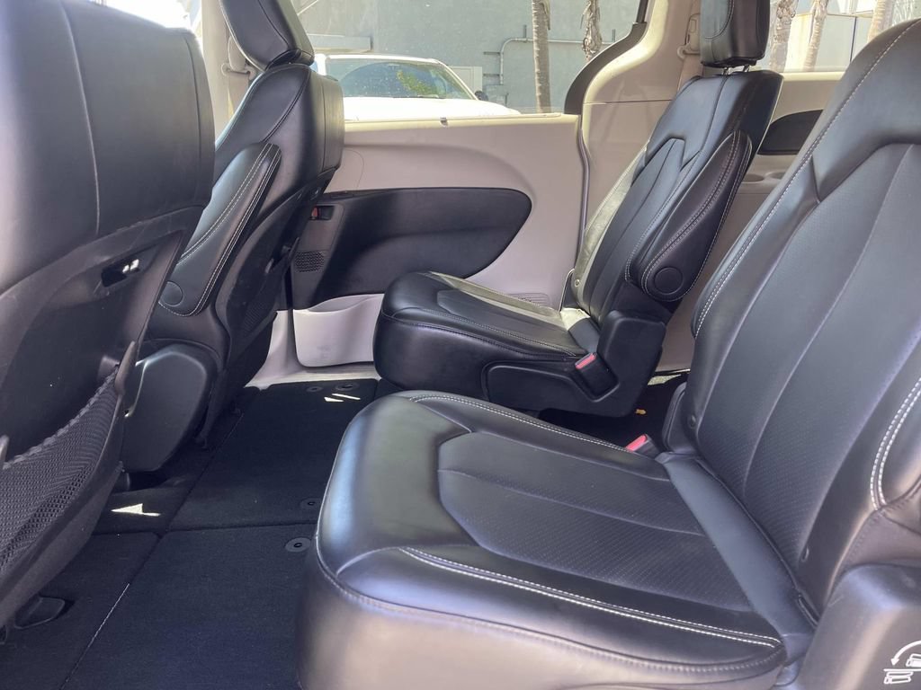 Used 2024 Chrysler Pacifica Touring-L FWD image 12