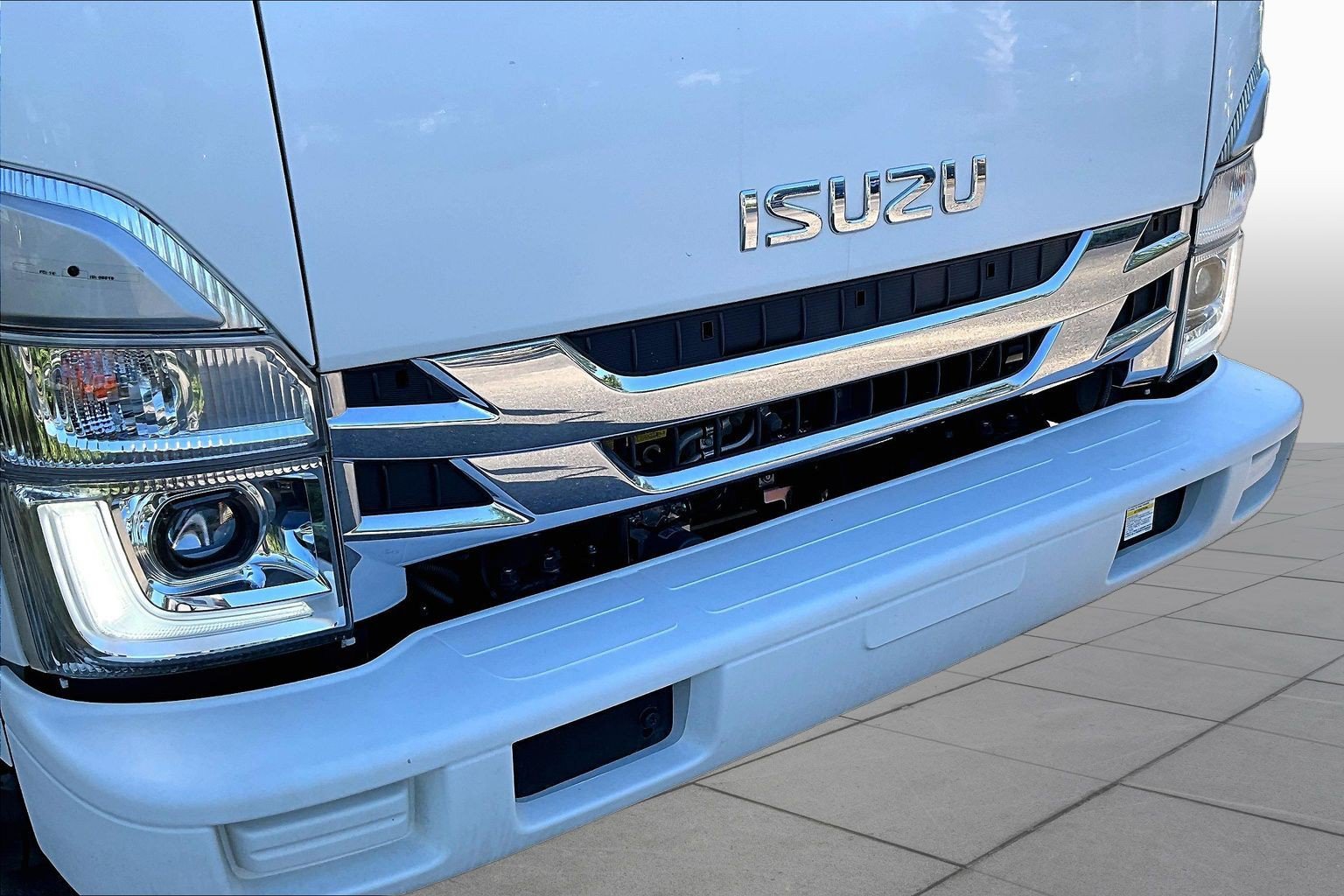 Used 2024 Isuzu NPR RWD image 27