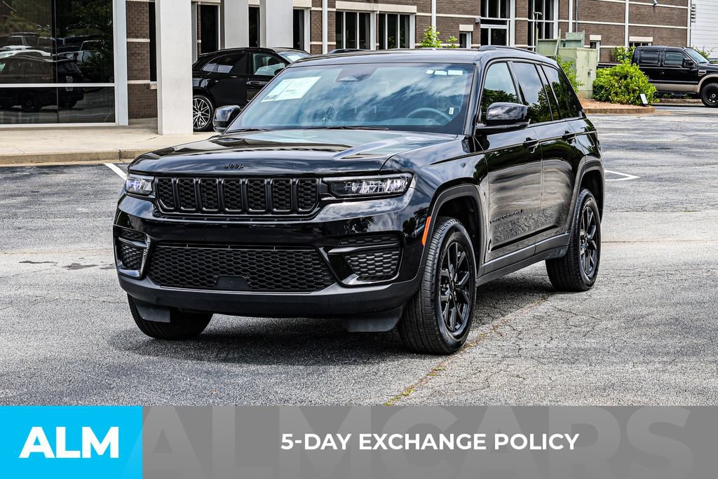 Used 2025 Jeep Grand Cherokee Altitude AWD/4WD image 3