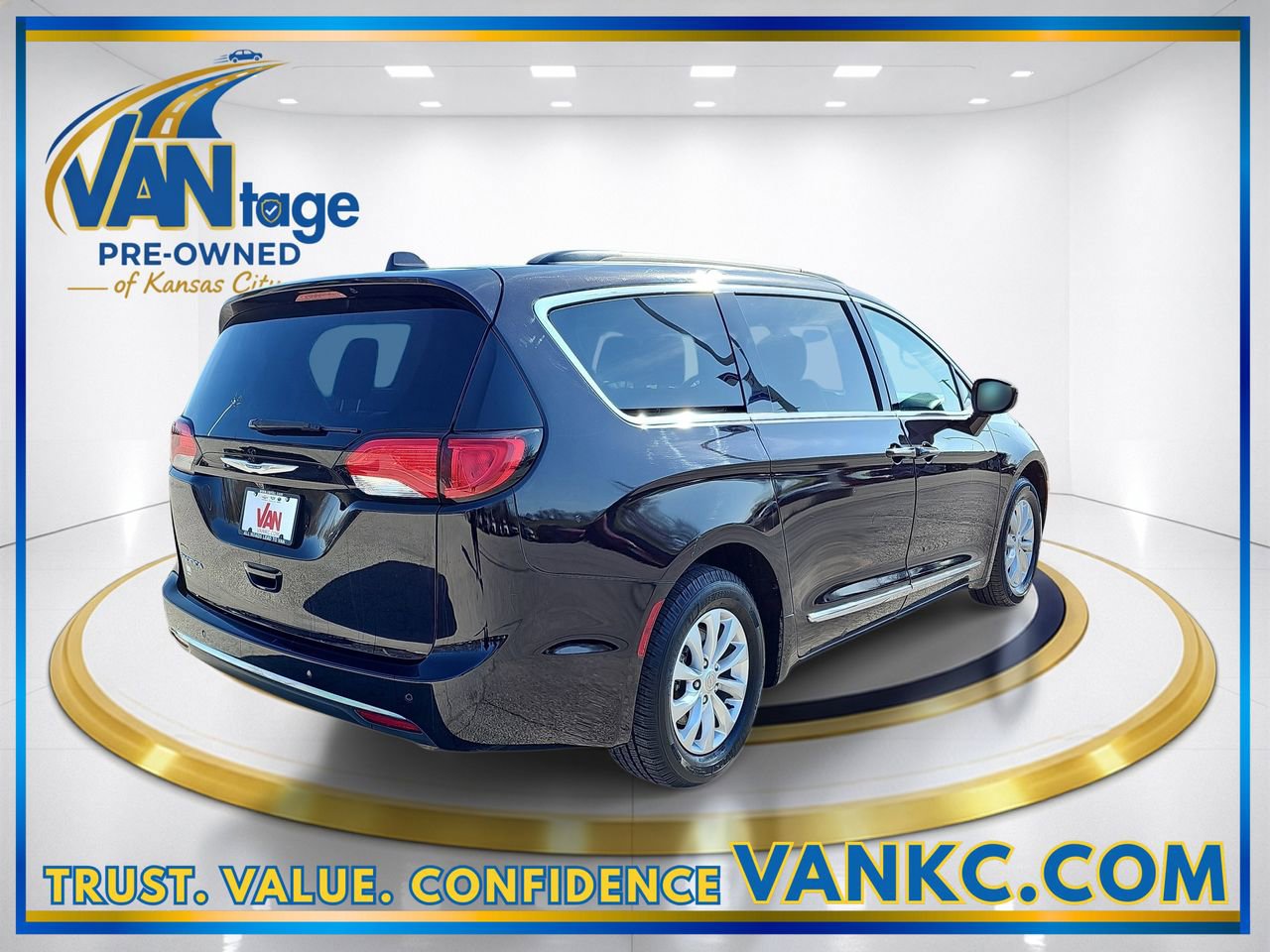 Used 2017 Chrysler Pacifica Touring-L image 6