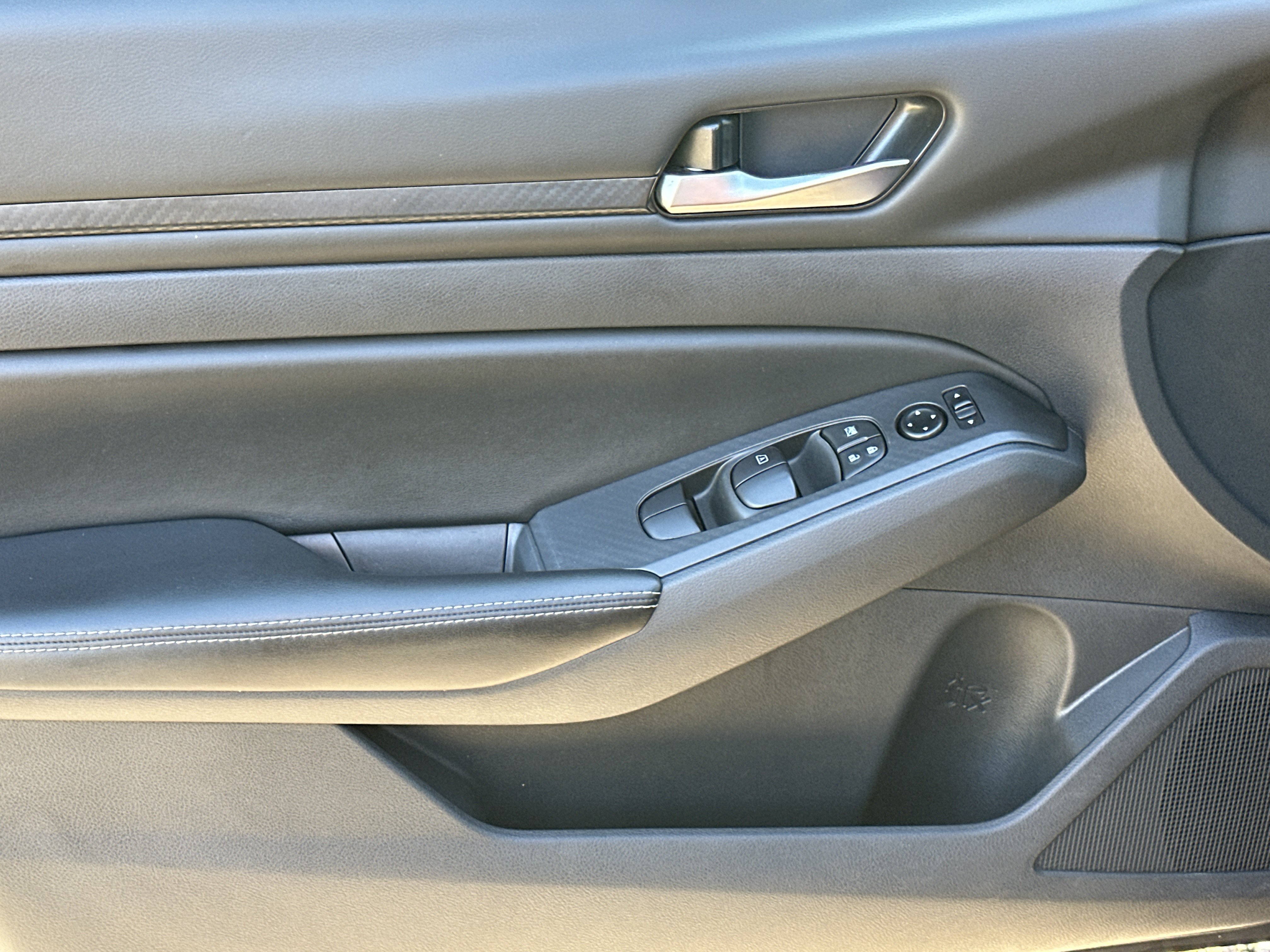 Used 2024 Nissan Altima 2.5 SV FWD image 10
