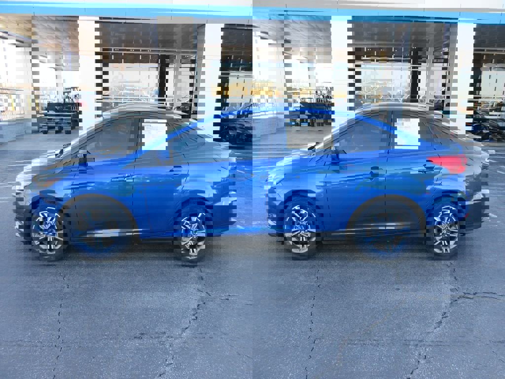 Used 2018 Ford Focus SE w/ SE Appearance Package image 2