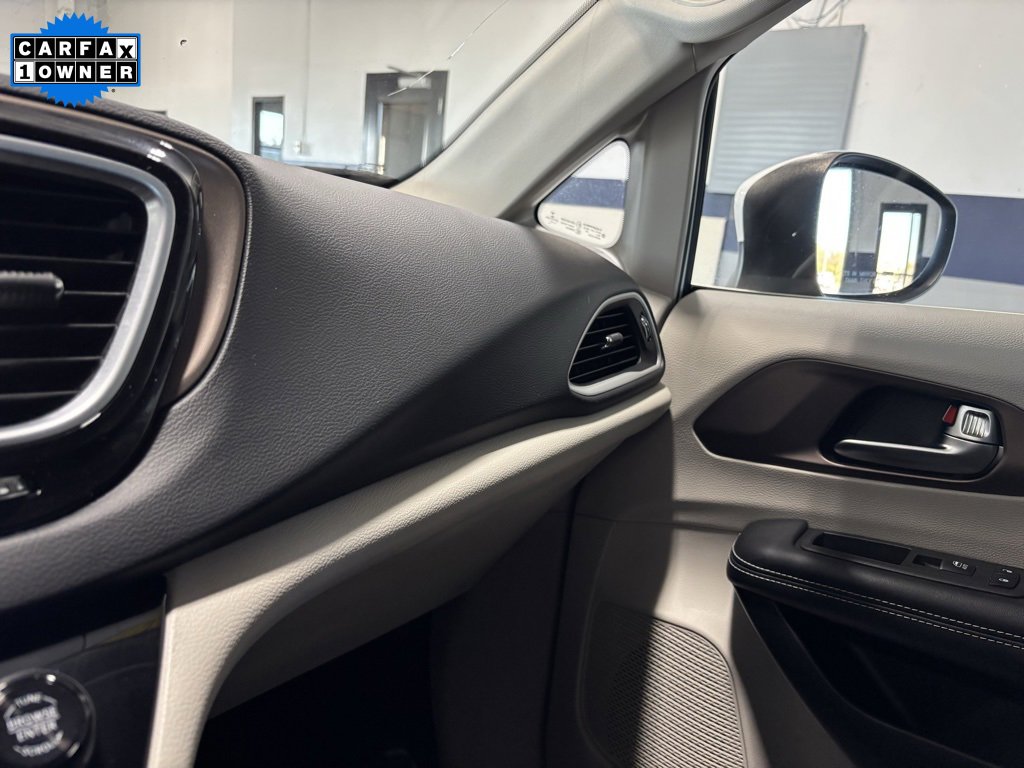 Used 2022 Chrysler Voyager LX image 21