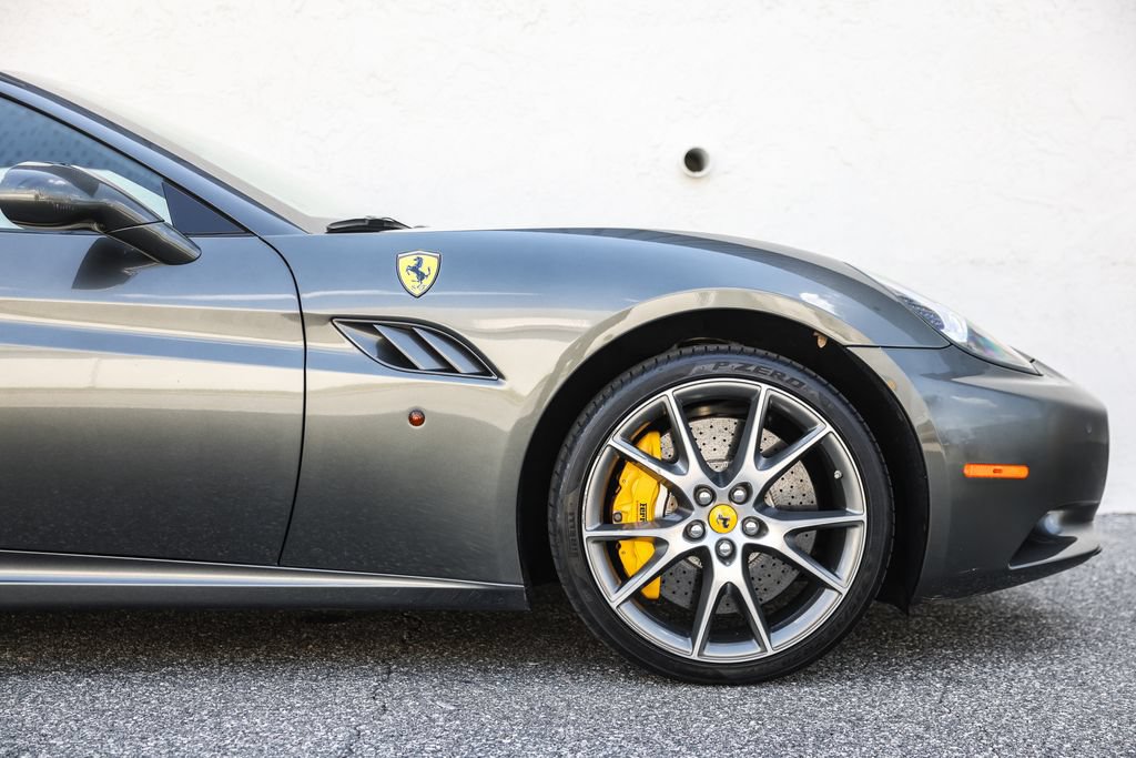 Used 2010 Ferrari California RWD image 3