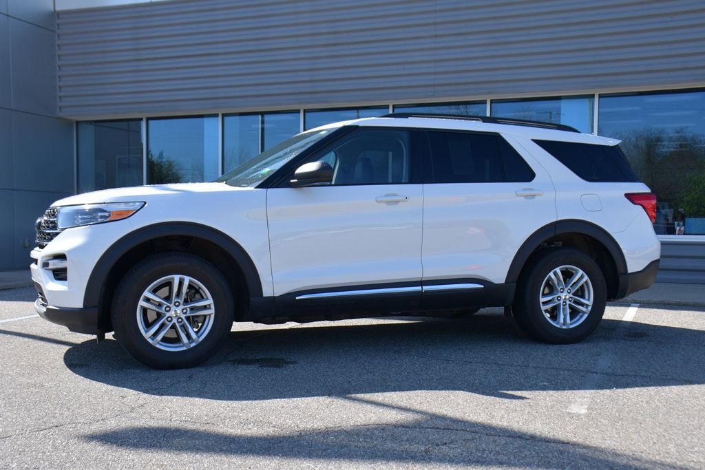 Used 2023 Ford Explorer XLT w/ Equipment Group 202A AWD/4WD image 2